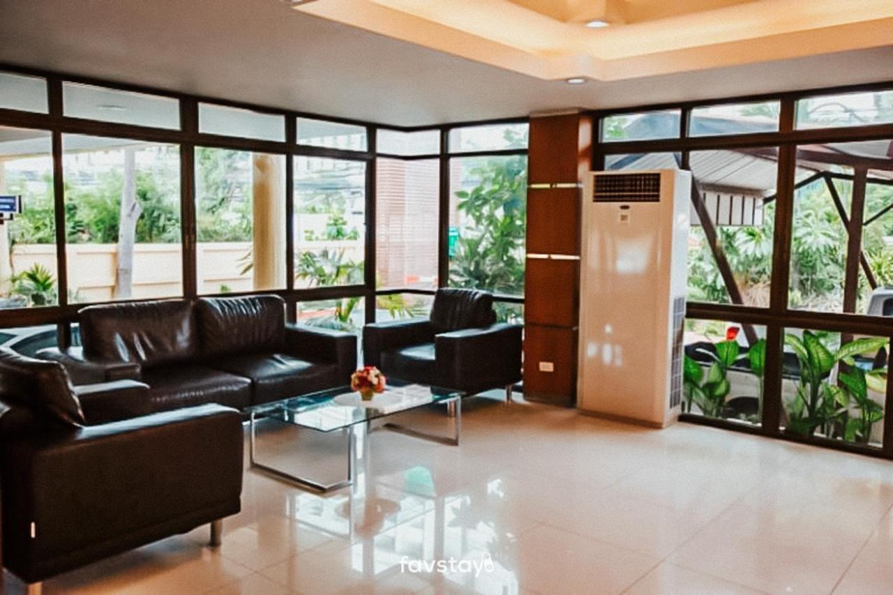 Twin Palms Suites And Residence Pattaya Buitenkant foto