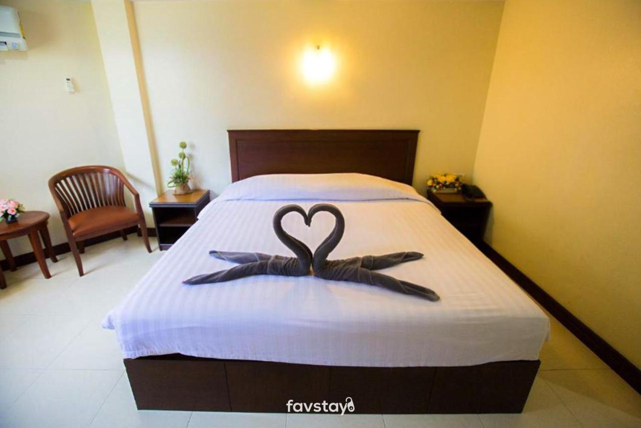 Twin Palms Suites And Residence Pattaya Buitenkant foto